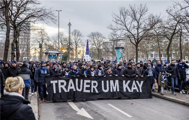 Trauermarsch und Andacht: Herthas Gedenken an Bernstein Die Fans von Hertha BSC beim Trauermarsch für den gestorbenen Hertha-Präsidenten Kay Bernstein.
