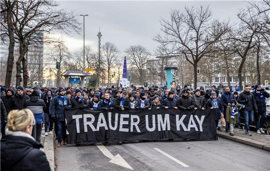 Die Fans von Hertha BSC beim Trauermarsch für den gestorbenen Hertha-Präsidenten Kay Bernstein.