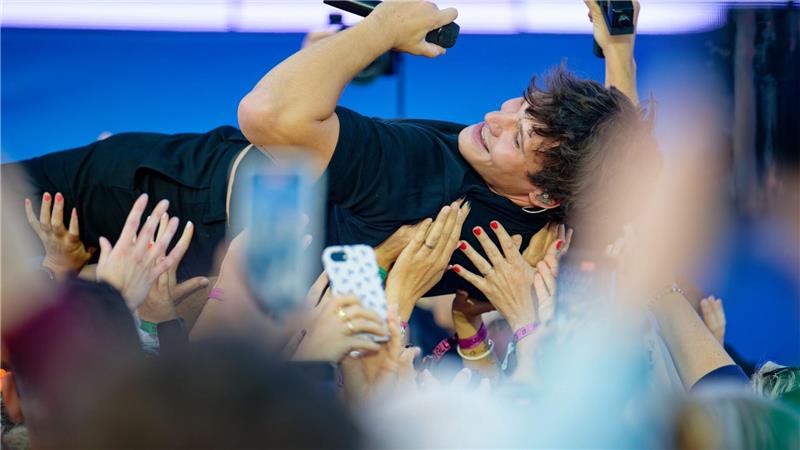 Wincent Weiss singt über privates Glück und eine kranke Welt Die Fans von Wincent Weiss tragen ihn auch nach zehn Jahren noch auf Händen. (Archivbild)