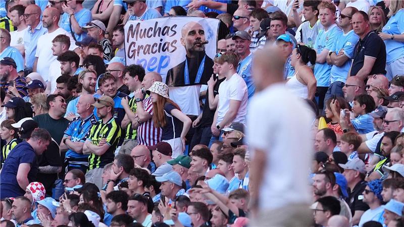 Die Fans würdigten ihren Erfolgscoach Pep Guardiola zum Abschied mit Transparenten.