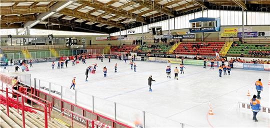 Die Farben Blau und Orange bestimmen am Samstagvormittag das Bild im Eisstadion Braunlage, wo Jugendfeuerwehrleute aus dem gesamten Landkreis sich im Eiskegeln miteinander messen.  Fotos: Privat