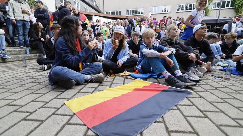 700 Menschen jubeln in Goslar: Deutschland steht im Achtelfinale Die Farben Schwarz, Rot, Gold dominieren auf der Museumsplaza in Goslar beim EM-Spiel gegen Ungarn.