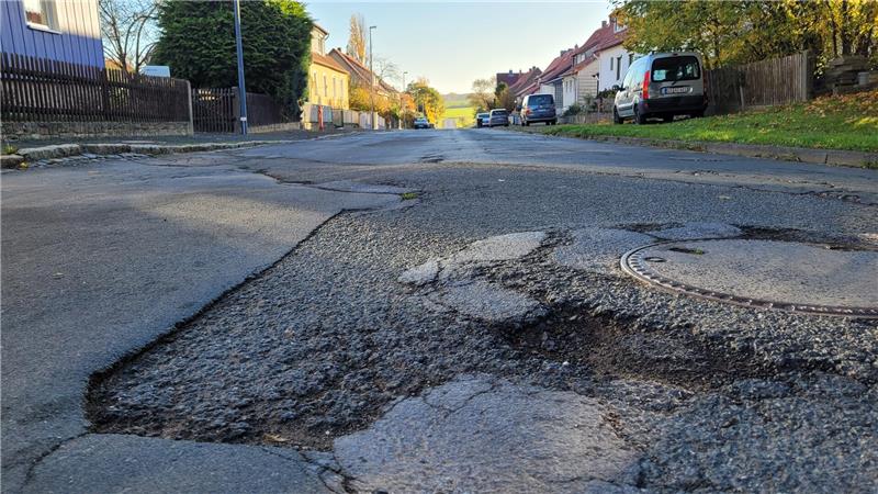 Die Fasanenstraße in Westerode hat eine Sanierung sichtlich nötig. Das möchte die Stadt nun in Angriff nehmen.
