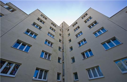 Die Fassade eines Wohnblocks.