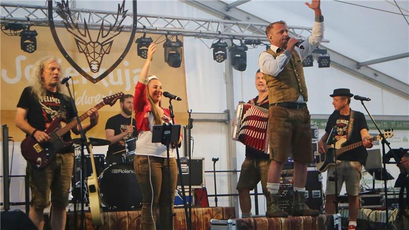 Die Fellberg Granaten sorgen am Samstagabend im Festzelt für granatenmäßige Stimmung.