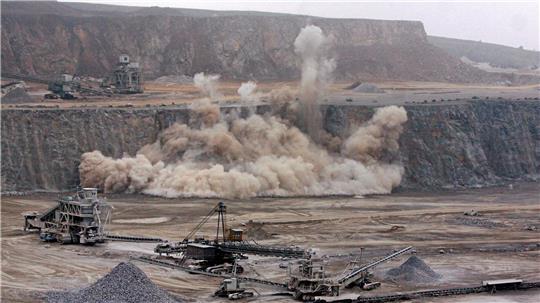 Auf dem Bild ist eine Sprengung in einem Steinburch nahe Elbingerode zu sehen.