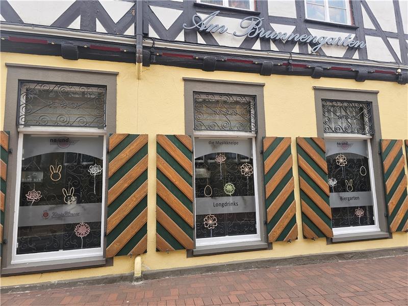 Die Fenster des „na und...“ am Hohen Weg sind am Samstagmorgen mit Farbe beschmiert worden.  Foto: Sowa