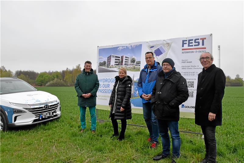 Die Fest GmbH aus Oker hat sich eine Fläche von 50.000 Quadratmetern im Gewerbegebiet Baßgeige gesichert. Die Expansionspläne erläutern kaufmännischer Leiter Oliver Hennig (links) sowie Prokurist Holger Lichtenfeld (Mitte) mit Oberbürgermeisterin Urte Schwerdtner sowie Gerhard Haase und Dirk Becker (v. li.) von der Wirtschaftsförderung. Foto: Roß