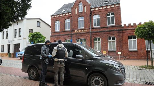 Die Festgenommenen stehen im Verdacht, Mitglieder beziehungsweise Unterstützer einer rechtsextremistischen terroristischen Vereinigung zu sein. Der jüngste von ihnen ist 14 Jahre alt.