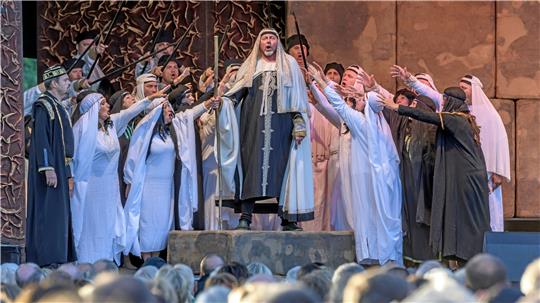 Die Festspieloper Prag spielt „Nabucco“ mit Jurij Kruglov als Zacharias.  Foto: Weber