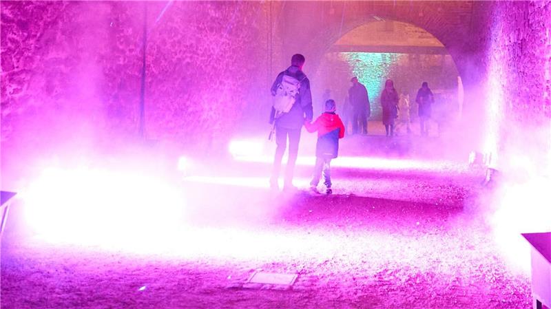 Die Festung Ehrenbreitstein, hoch über dem Rhein bei Koblenz, erstrahlt im Lichterzauber vom „Christmas Garden“.