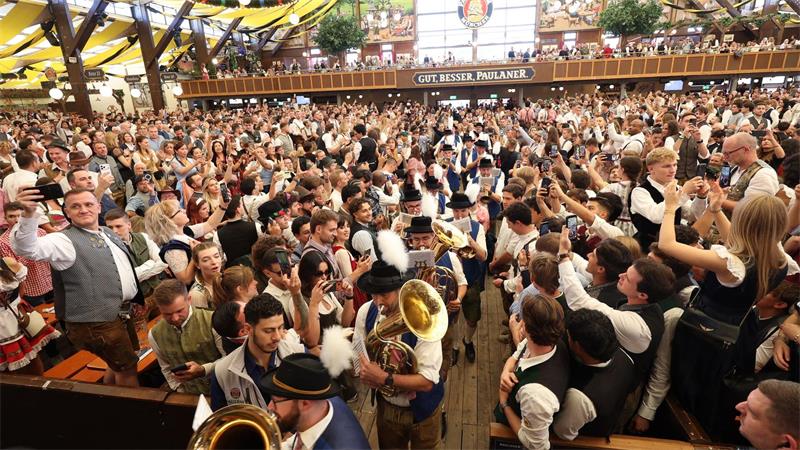 „Bilderbuchstart“ und Söder-Lob: Krause eröffnet Oktoberfest Die Festzelte sind schon gut gefüllt.