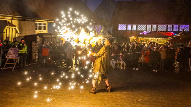 Ein Feuerkünstler lässt Funken sprühen.