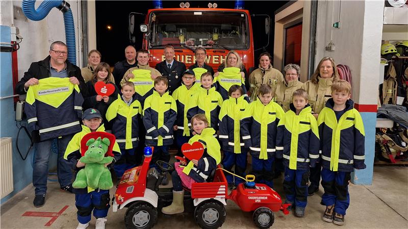 3300 Euro für die Kinderfeuerwehr aus Upen Die Feuerdrachen sind neu ausgestattet.
