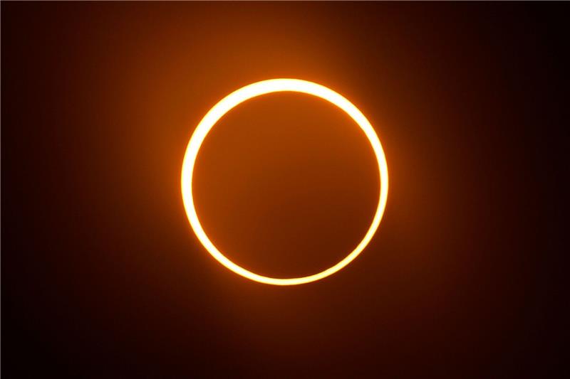 Menschen in Amerika bewundern Ring-Sonnenfinsternis Die Feuerkranz-Sonnenfinsternis am Himmel über San Antonio im US-Bundesstaat Texas.