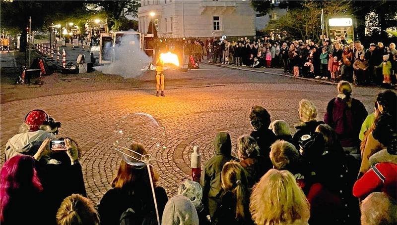 Die Feuershow lockt richtig viele Menschen an. Foto: Schlegel