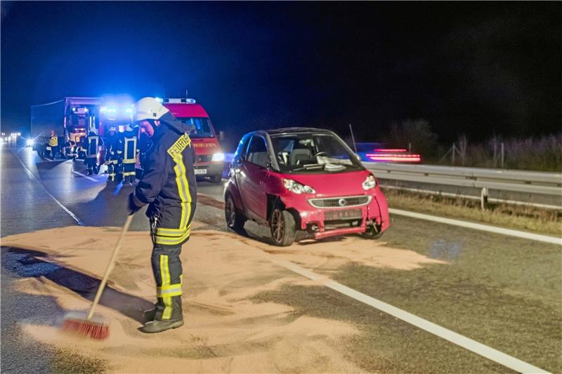 Die Feuerwehr Abbenrode säubert nach dem Unfall die Straße.  Foto: Feuerwehr