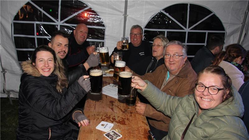 Die Feuerwehr Beuchte genießt die gemeinsame Zeit auf dem Fest in Werlaburgdorf.