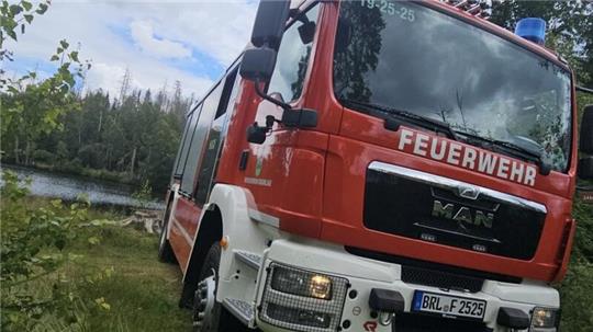 Die Feuerwehr Braunlage rückt am Samstagmittag zum Silberteich aus, wo es mehrere Brandstellen gab, die nachgelöscht werden mussten.