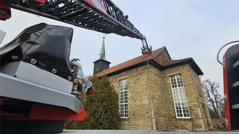Die Feuerwehr Goslar war mit drei Fahrzeugen im Einsatz: Da auch der Kirchturm qualmte, wurde die Drehleiter alarmiert.