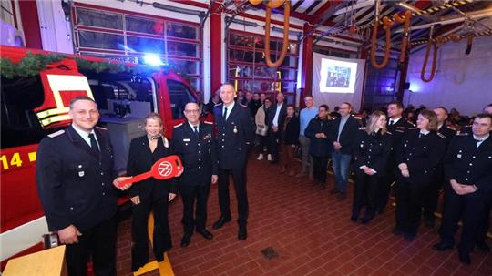 Die Feuerwehr Oker freut sich über ihren neuen Mannschaftstransportwagen. Die offizielle Übergabe nahm Oberbürgermeisterin Urte Schwerdtner vor Beginn der Jahreshauptversammlung im Feuerwehrhaus vor. Den Schlüssel reichte Stadtbrandmeister Christian Hellmeier (3.v.li.) an Ortsbrandmeister Florian Rowold (li.) weiter.