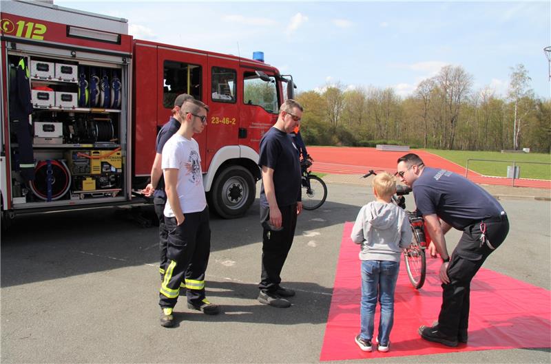Die Feuerwehr Schladen erklärt Kindern und Erwachsenen den toten Winkel. Foto: Hohaus