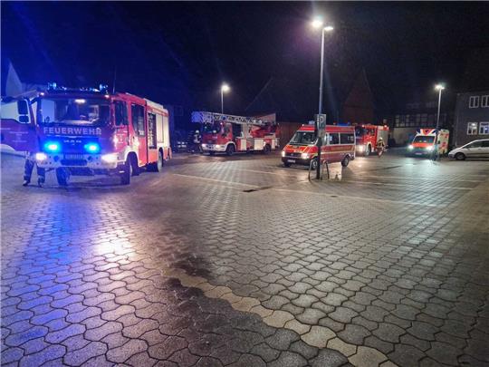 Die Feuerwehr Seesen war mit 18 Feuerwehrleuten und mit vier Fahrzeugen im Einsatz. Foto: Feuerwehr Seesen