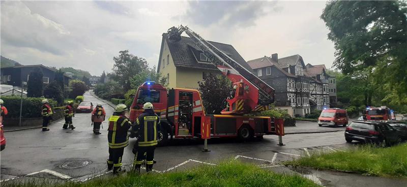 Starkregen über Goslar: Elf Einsatzstellen und Blitzeinschlag Die Feuerwehr am Breiten Weg nach einem Blitzeinschlag am Haus. Foto: Epping