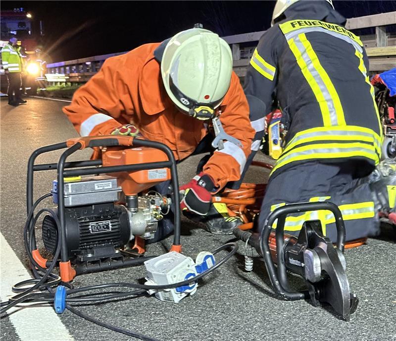 Die Feuerwehr befreit die eingeschlossene Autofahrerin aus dem Fahrzeug.