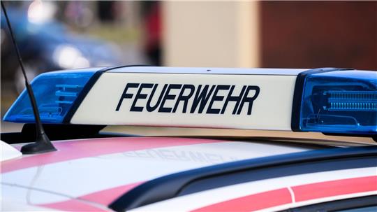 Die Feuerwehr befreit einen Mann aus einem Aufzug. (Symbolbild) 