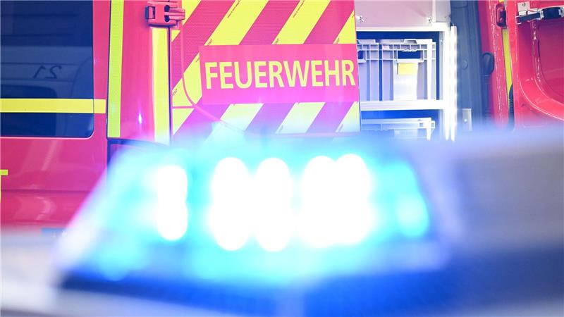 Die Feuerwehr befreit mehrere Jugendliche aus dem Fahrzeug. (Symbolbild)