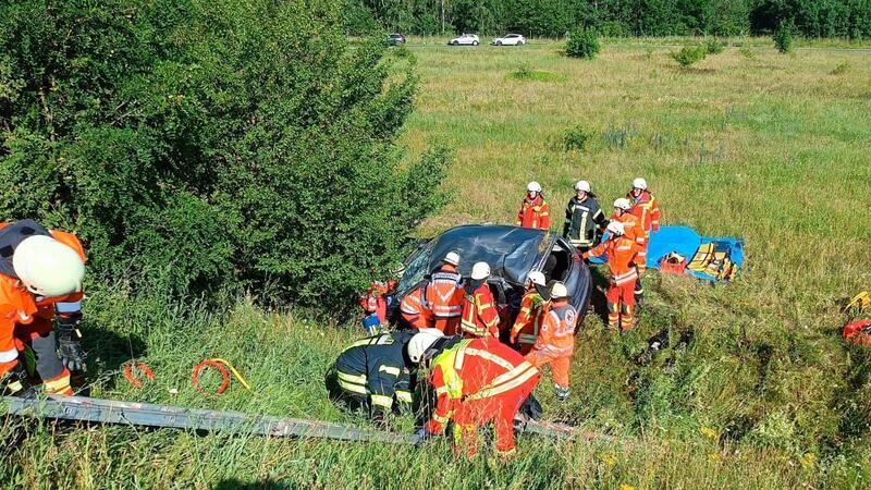 Die Feuerwehr befreite die 58-Jährige aus dem Auto.