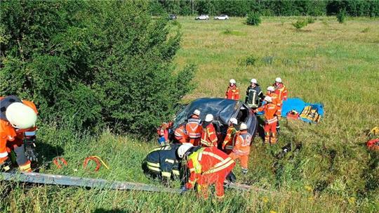 Die Feuerwehr befreite die 58-Jährige aus dem Auto.