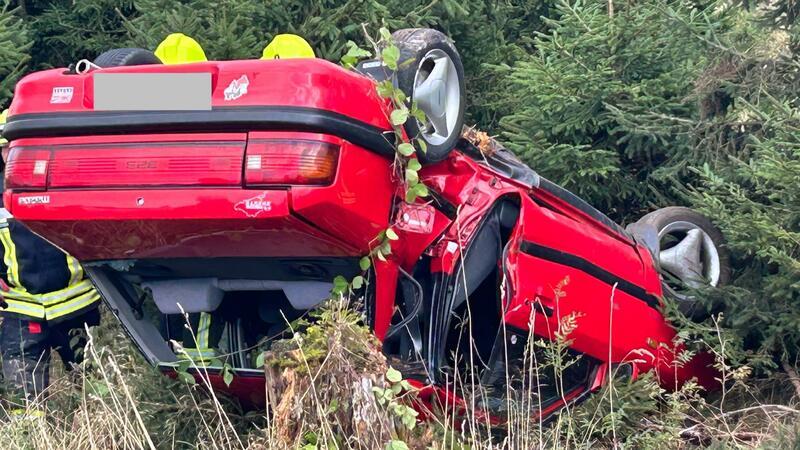 Die Feuerwehr bei der Bergung des Wagens.