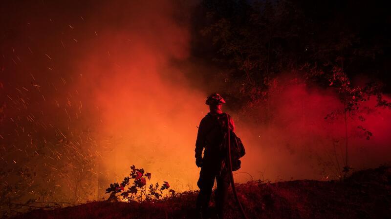 Die Feuerwehr bekämpft das riesige Flammenmeer