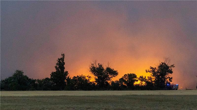 Waldbrand in Gohrischheide „eskaliert“ - Evakuierungen Die Feuerwehr bekämpft den Brand den dritten Tag in Folge.