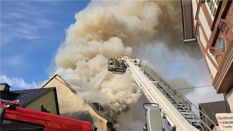 Die Feuerwehr bekämpft in Kröv in Rheinland-Pfalz einen Brand, bei dem es zu starker Rauchentwicklung kommt.