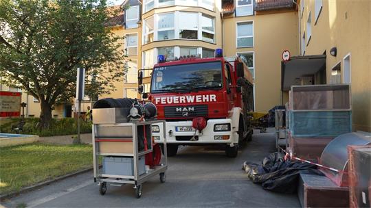 Die Feuerwehr belüftet am Nachmittag das Seniorenheim.