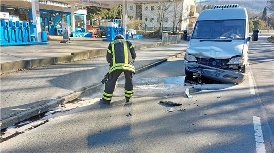 Die Feuerwehr beseitigt im März 2022 nach einem Auffahrunfall im Reiseckenweg eine Ölspur und schützt die Kanalisation. Die Hilfeleistung wird künftig teurer.