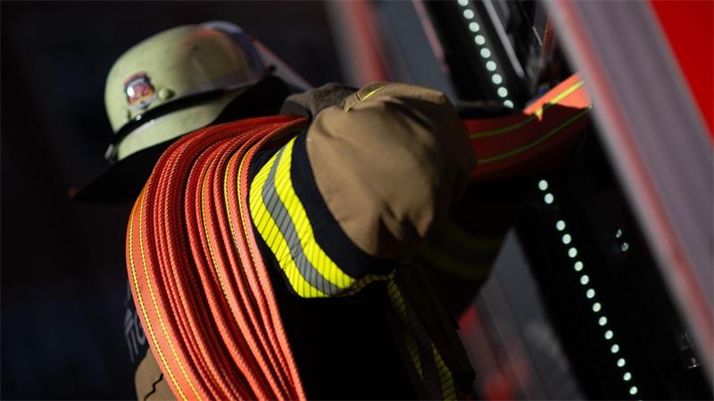 Die Feuerwehr brachte das Feuer unter Kontrolle und löschte den Brand. (Symbolbild)