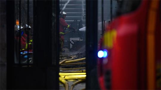 Die Feuerwehr brachte den Brand in der Markthalle unter Kontrolle.