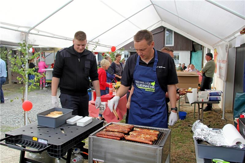 Beim Festumzug ist ganz Westerode auf den Beinen Die Feuerwehr brutzelt Bratwürstchen, daneben brät der TSV Burgunderbraten.