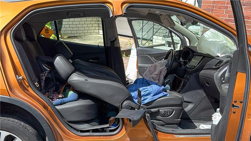 Die Feuerwehr entfernte einige Teile des Autos, um die 72-Jährige zu befreien.