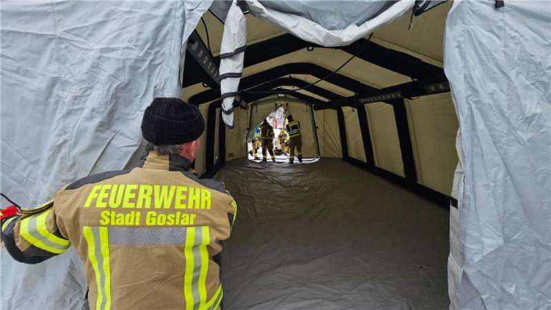 Die Feuerwehr errichtet ein Notfallzelt, in dem Trinkwasser herausgegeben wird.