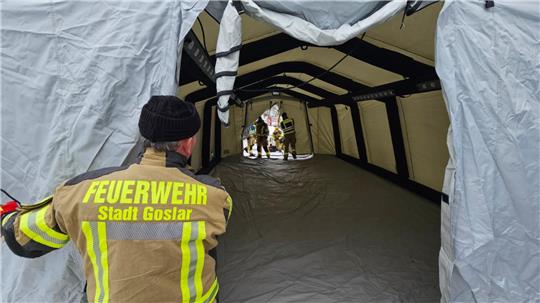Die Feuerwehr errichtet ein Notfallzelt, in dem Trinkwasser herausgegeben wird.
