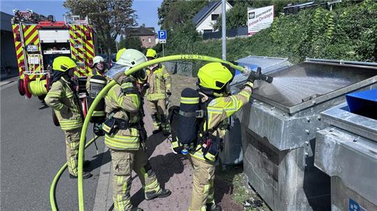 Die Feuerwehr flutet den Papiercontainer mit Wasser.