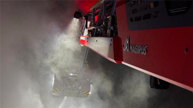 Großeinsatz: 170 Einsatzkräfte löschen Brand bei Electrocycling Die Feuerwehr geht mit der Drehleiter und Strahlrohrer gegen das Feuer vor.
