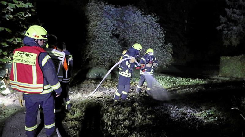 22 brennende Heuballen und ein Ring aus Feuer Die Feuerwehr hat den Brand im Wiesengrunde schnell unter Kontrolle.