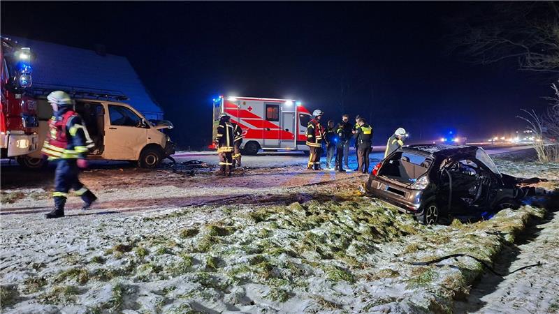 Die Feuerwehr hat den Mann mit schwerem Gerät aus seinem Wagen befreit. 