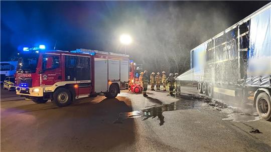 Die Feuerwehr hat zwei brennende Sattelauflieger mit gepresstem Restmüll gelöscht - die Ladung sollte eigentlich im Kraftwerk verbrannt werden.